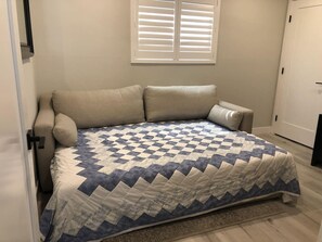 3 bedrooms, desk, iron/ironing board, free WiFi - Luxury, Glass Walls, Seconds to Beach/Ocean, AC! (San Diego)