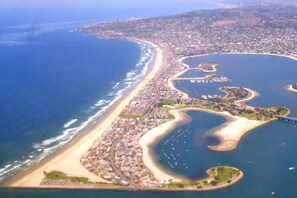 Beach nearby - Luxury, Glass Walls, Seconds to Beach/Ocean, AC! (San Diego)