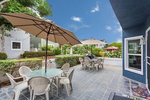 Outdoor dining - Luxury, Glass Walls, Seconds to Beach/Ocean, AC! (San Diego)