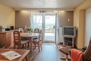 Dining - Family-friendly holiday flat with terrace (Oberleichtersbach)