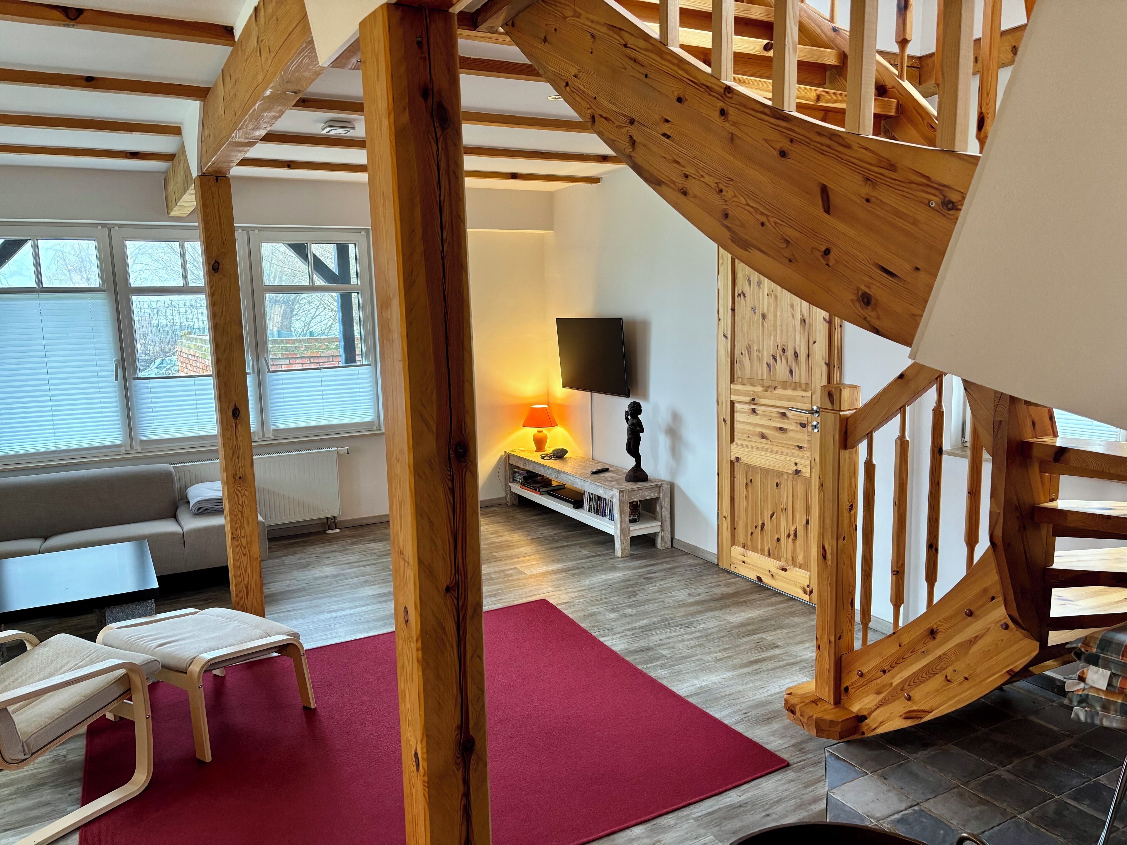 Fernseher, Kamin, DVD-Player, Bücher