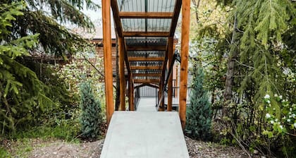 Lakefront Hideaway w/ beautiful views, quiet area, private lake access & dock!