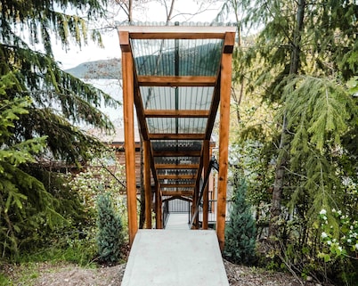 Lakefront Hideaway w/ beautiful views, quiet area, private lake access & dock!