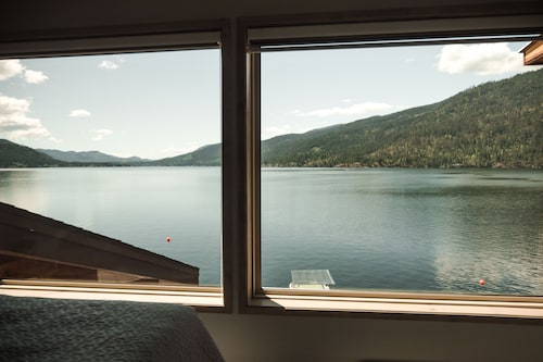 Lakefront Hideaway w/ beautiful views, quiet area, private lake access & dock!