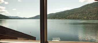 Lakefront Hideaway w/ beautiful views, quiet area, private lake access & dock!