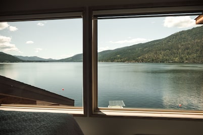 Lakefront Hideaway w/ beautiful views, quiet area, private lake access & dock!