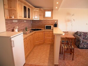 Refrigerador, microondas, placa de cocina, cafetera/tetera