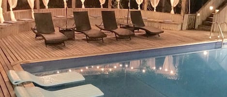 Utendørsbasseng og et oppvarmet basseng