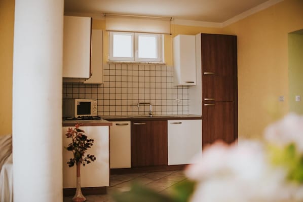 Refrigerador, microondas, horno, placa de cocina