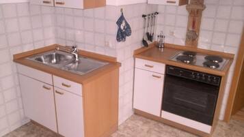 KĂŒhlschrank, Ofen, Herdplatte, Wasserkocher mit Kaffee-/Teezubehör