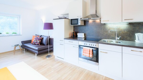 Kühlschrank, Mikrowelle, Ofen, Herdplatte