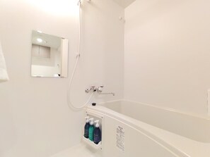 Separate tub and shower, deep soaking tub, hair dryer, slippers - Otsuka No.4 Mansion (Tokyo)