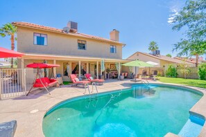 Outdoor pool - 😎🏜️ <br>NEW Beautiful Relaxed Elegant Retreat.2330 sf 4b3b.  (Glendale)
