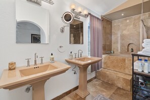 Combined shower/tub, jetted tub, hair dryer, towels