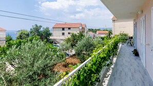 Apartment | Balcony - Serene Apartment in Cavtat Dalmatia With Garden Seating (Konavle)