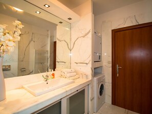 Dusche, Haartrockner, Handtücher