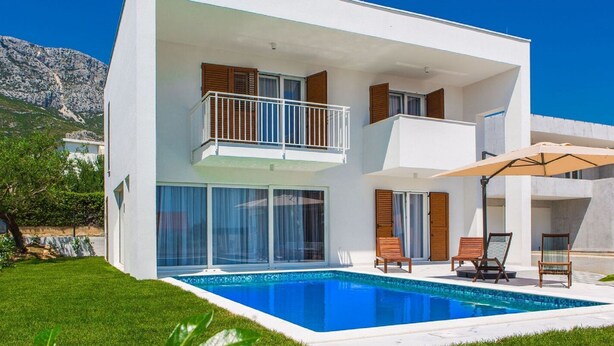 Exterior - Luxurious Villa in Kaštel Gomilica With Pool (Kastela)