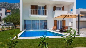 Pool - Luxurious Villa in Kaštel Gomilica With Pool (Kastela)