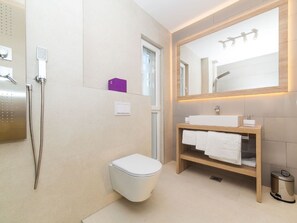 Villa | Badezimmer | Dusche, Handtücher