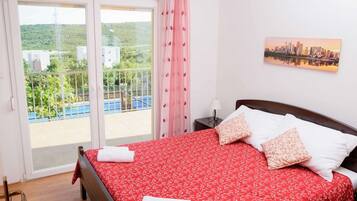 House | 5 bilik tidur, katil bayi mudah alih, cadar katil