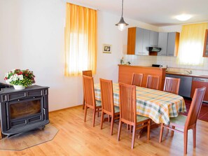 Dining - Peaceful Retreat in a Hill Landscape near Split (Dugopolje)