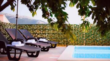 House | Kolam renang | Kolam renang tertutup, kolam renang terbuka