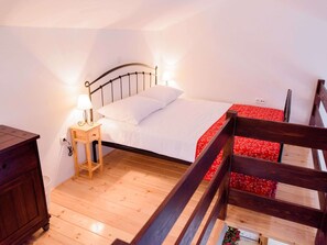 5 bedrooms, travel cot, bed sheets - Peaceful Retreat in a Hill Landscape near Split (Dugopolje)