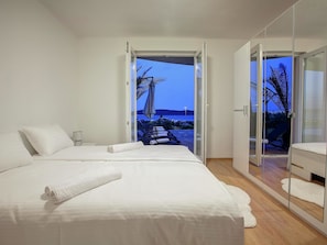 7 bedrooms, individually furnished, travel crib - Modern Holiday Home in Kastel Sucurac by the Sea (Kastela)
