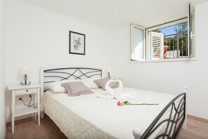 Villa | 7 bedrooms, individually furnished, bed sheets - Charming Villa in Vela Luka on the Beach (Vela Luka)