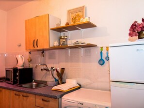 Fridge, microwave, dishwasher, electric kettle - Cosy Holiday Home in Dubrovnik With Balcony (Dubrovnik)