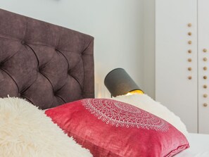 4 bedrooms, bed sheets