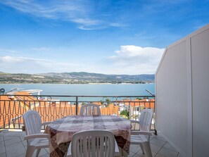 Balcony - Sea-view Apartment in Mastrinka - Trogir With Balcony (Trogir)