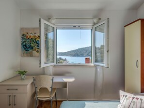 House | 3 bedrooms, bed sheets - Holiday Home With Outdoor Hot Tub, Near the Sea (Marina)