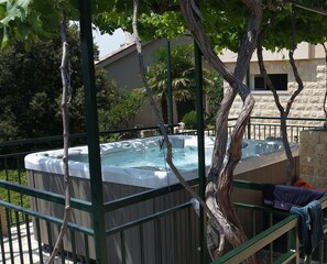 House | Outdoor spa tub