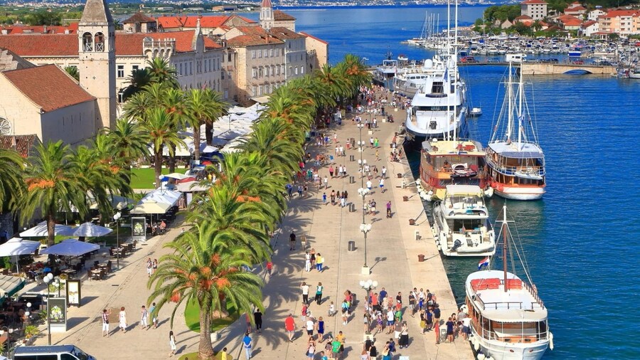 Apartment in Okrug Gornji Near the Beach