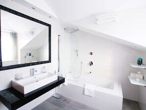 Villa | Bathroom - Majestic Villa in Okrug Donji With Swimming Pool (Okrug)