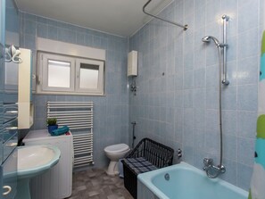 Ferienhaus | Badezimmer | Duschwanne, Handtücher