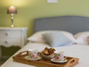5 Schlafzimmer, Babybetten, individuell eingerichtet, Bettwäsche