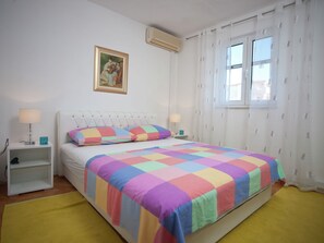 House | 4 bedrooms, individually furnished, bed sheets - Picturesque Holiday Home by the Beach (Okrug)