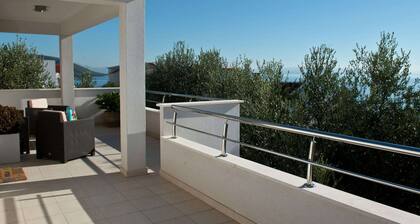 Holiday Home in Okrug Gornji Near the Sea