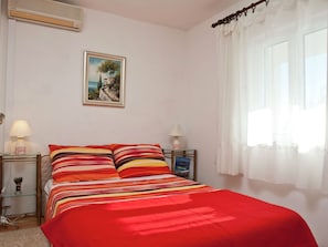 House | 4 bedrooms, individually furnished, bed sheets - Holiday Home in Okrug Gornji Near the Sea (Okrug)