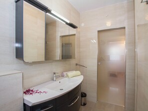 Apartment | Bathroom
