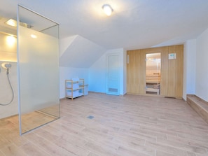 5 bedrooms, bed sheets