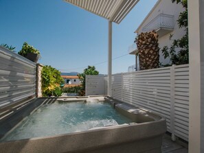 Property amenity - Holiday Apartment With a Private Terrace & Hot Tub, Near the Beach (Split)