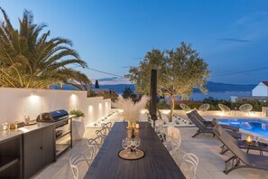 Outdoor dining - Holiday Apartment With a Private Terrace & Hot Tub, Near the Beach (Split)