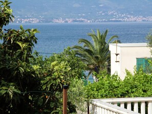 A coastal view with lush greenery and a white building with green shutters. - Holiday Apartment With a Private Terrace & Hot Tub, Near the Beach (Split)