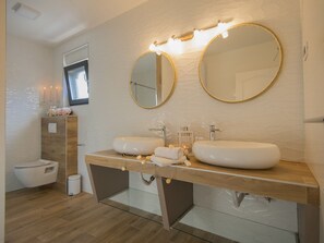 Combined shower/bathtub, towels - Modern Villa in Grubine With Swimming Pool (Podbablje)