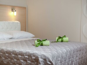3 bedrooms, bed sheets - Modern Apartment in Dalmatia Near the Sea (Podstrana)