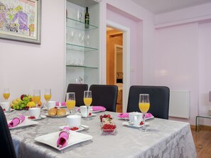 Apartment | Dining - Modern Apartment in Dalmatia Near the Sea (Podstrana)