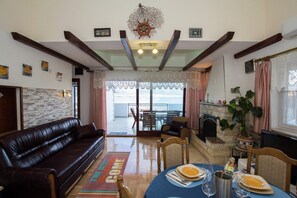 Living room - Top Floor Apartment With a Sea View Terrace Near the Sea (Split)